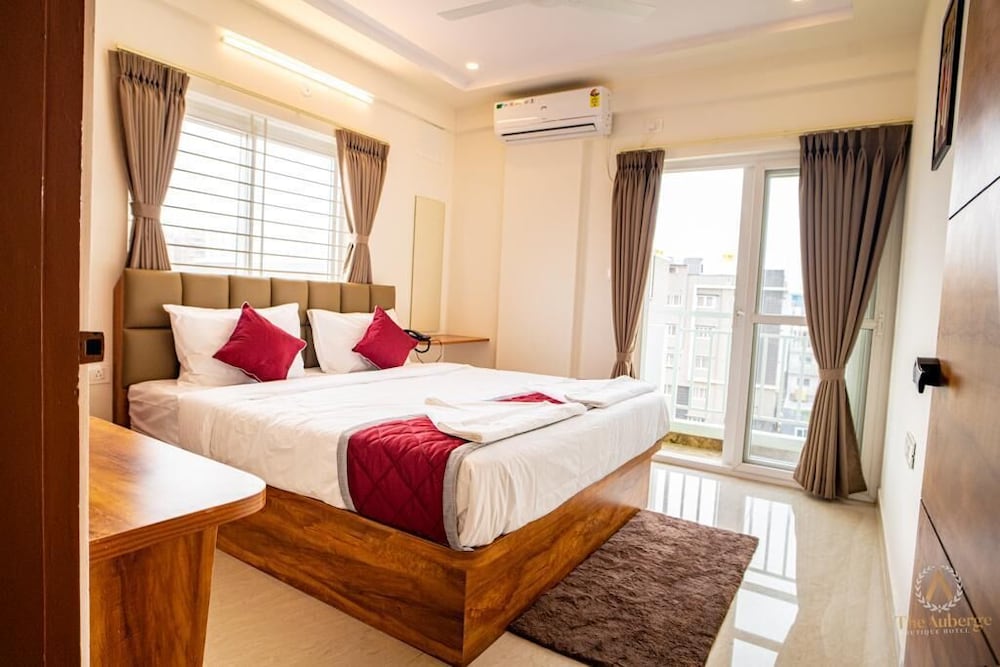 SUPERIOR, DOUBLE OR TWIN BED