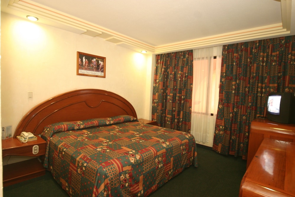 Hotel Cantera Real 10/26