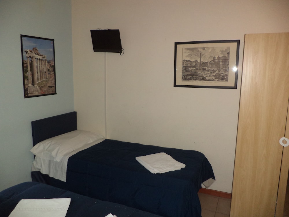 ROOM, TRIPLE, EXTERNAL BATHROOM
