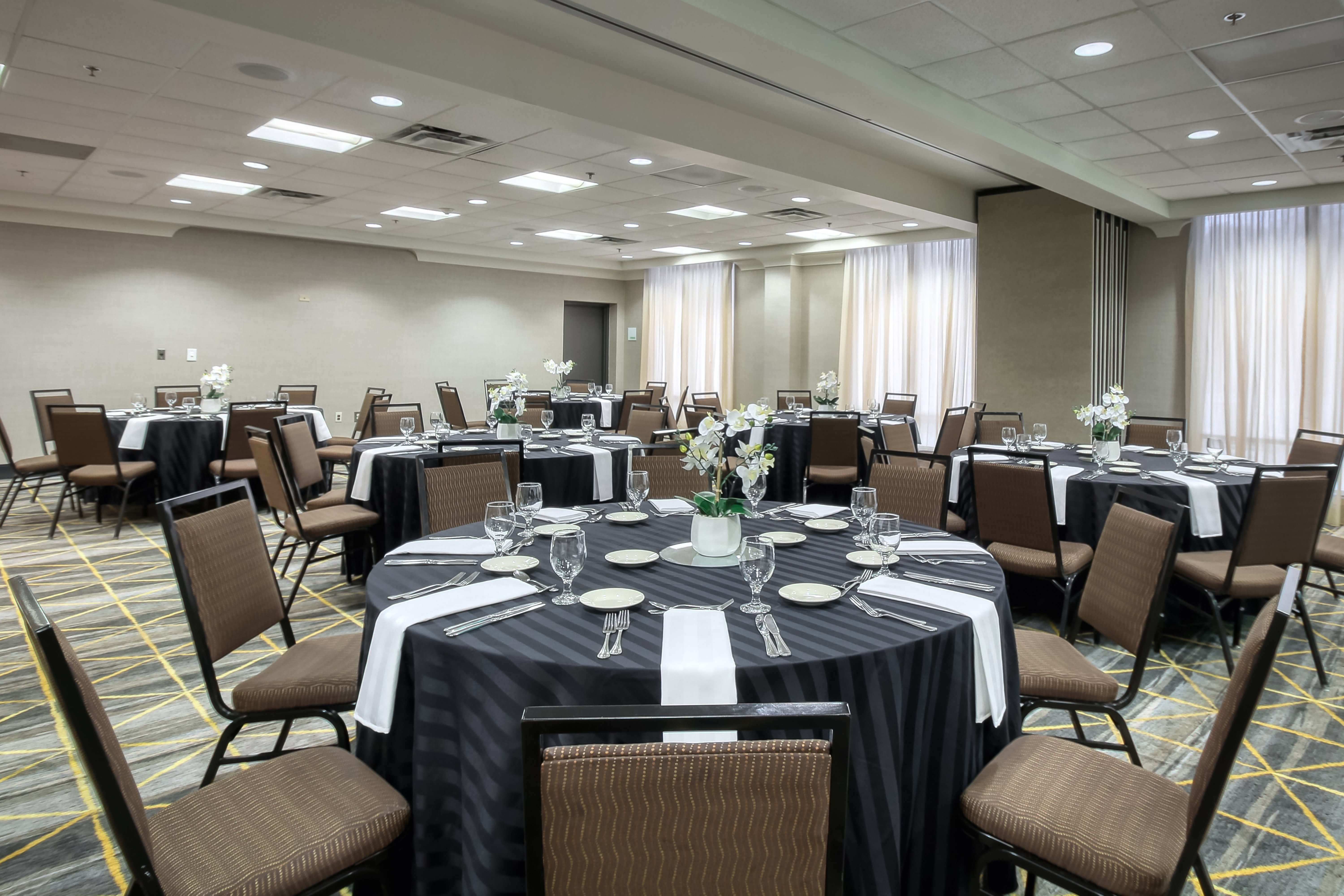 Holiday Inn Hotel Suites Atlanta Airport North 28/42