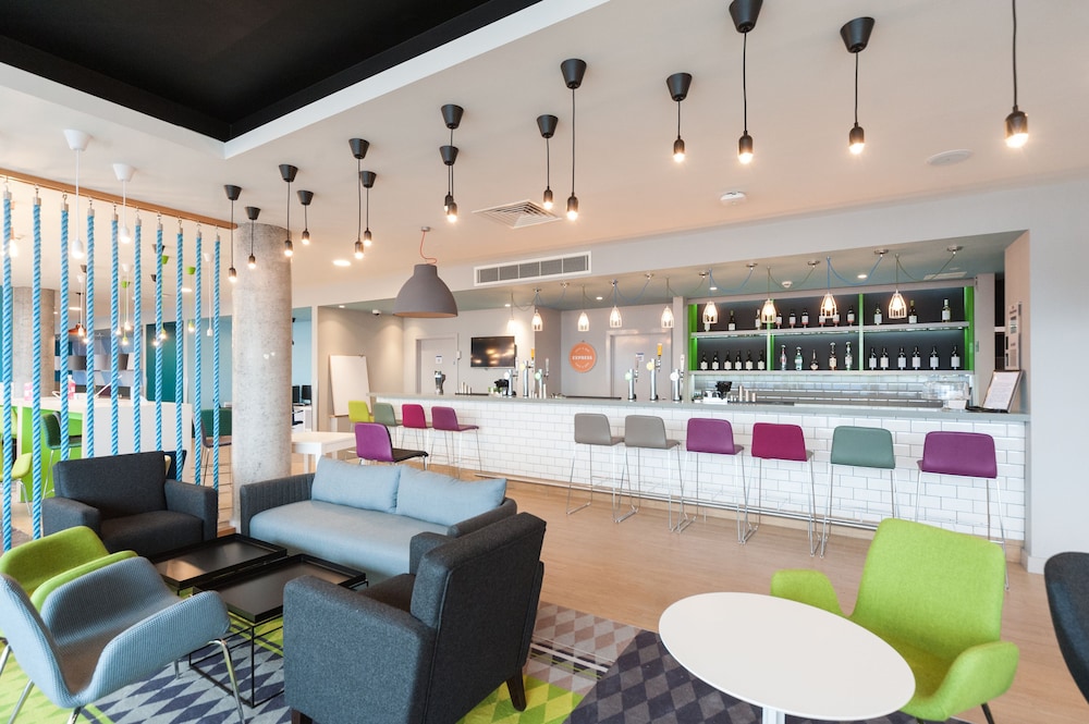 Holiday Inn Express Aberdeen Airport 11/72