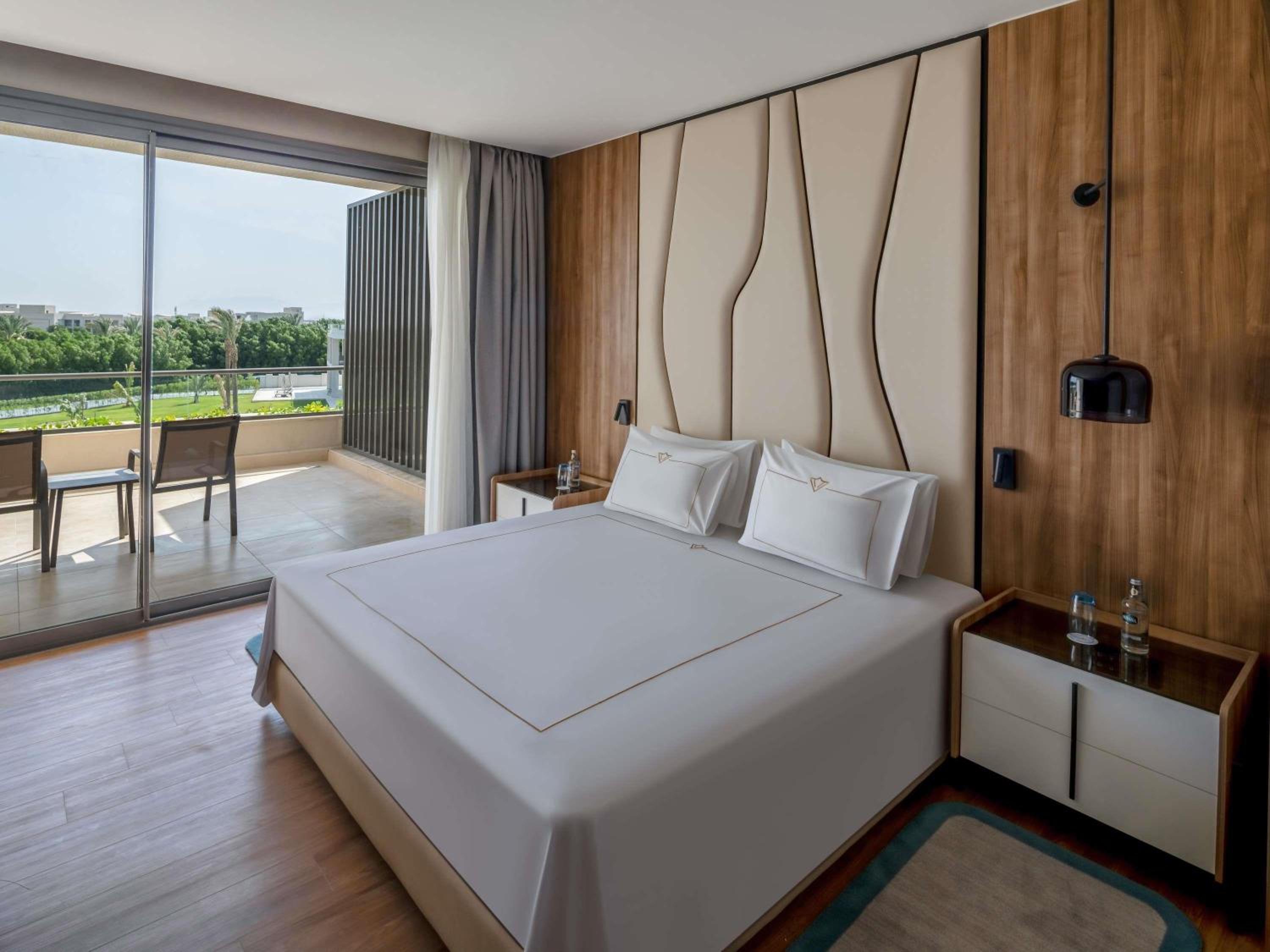 2 Bedrooms, Skyline, Suite, King and Twin Beds, Private Infinity Pool
