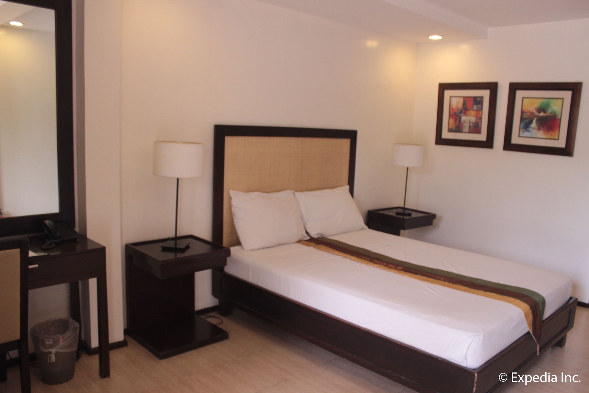 DELUXE, QUEEN BED
