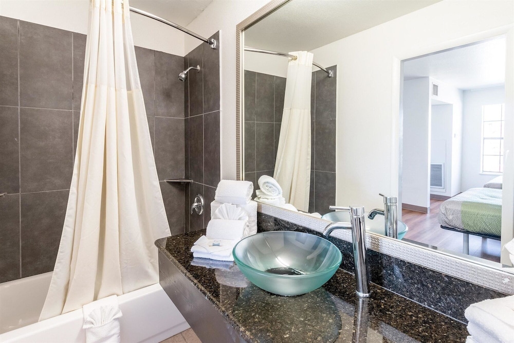 Deluxe, Suite, King Bed, Kitchenette, Studio6 Arlington, TX 7/7