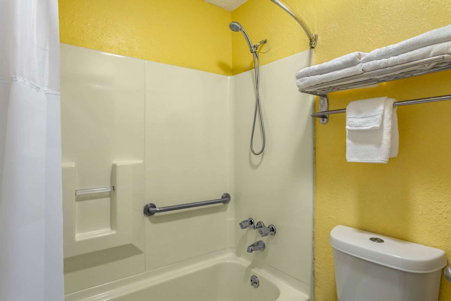 Days Inn By Wyndham Greensboro Airport 10/12