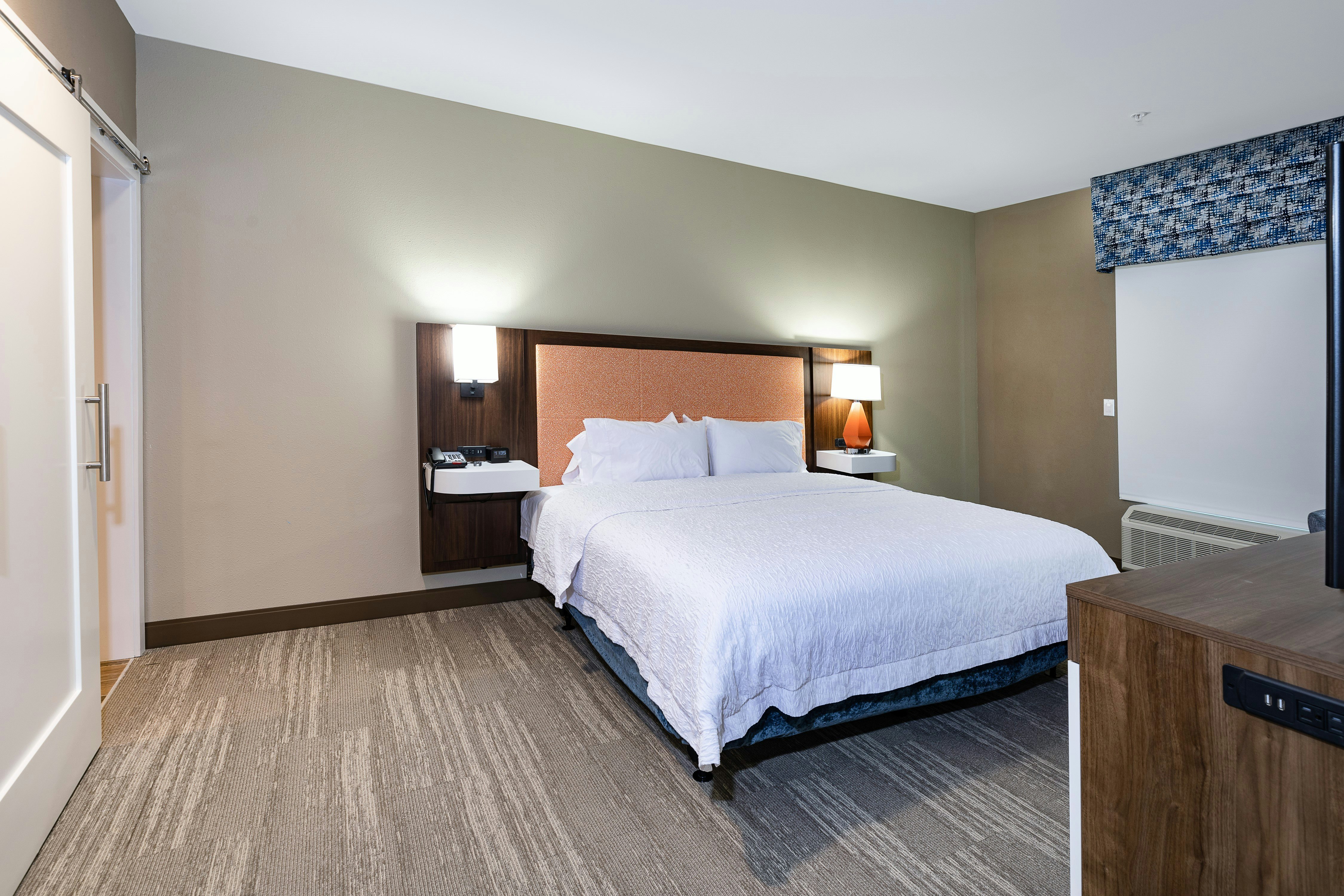 SUITE, KING BED
