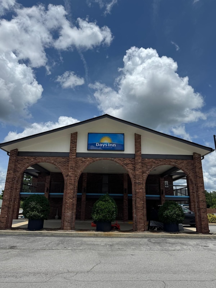 Days Inn by Wyndham Clanton, AL 2/40