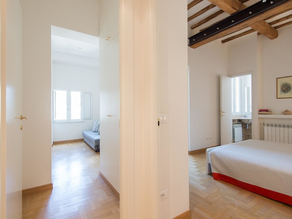 RSH Trevi Fountain Luxury Apartment 10/39