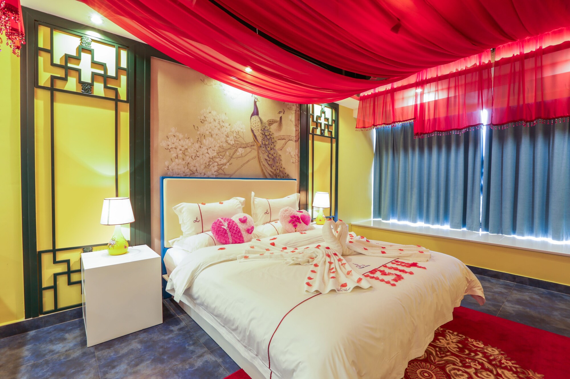 DELUXE, DOUBLE BED
