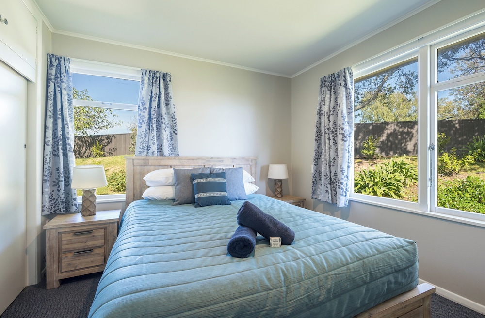 4 Bedrooms, Park, House, 5 Beds, 2 Queen Beds, Tahuna Beach Kiwi Holiday Park & Motel 2/10