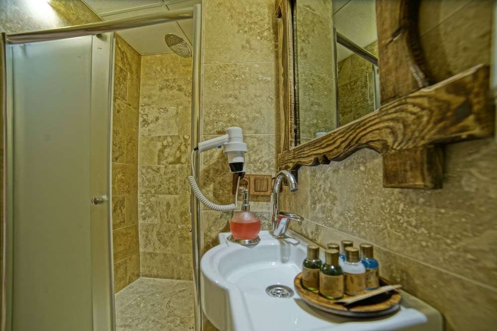 Risus Cave Suites 48/55