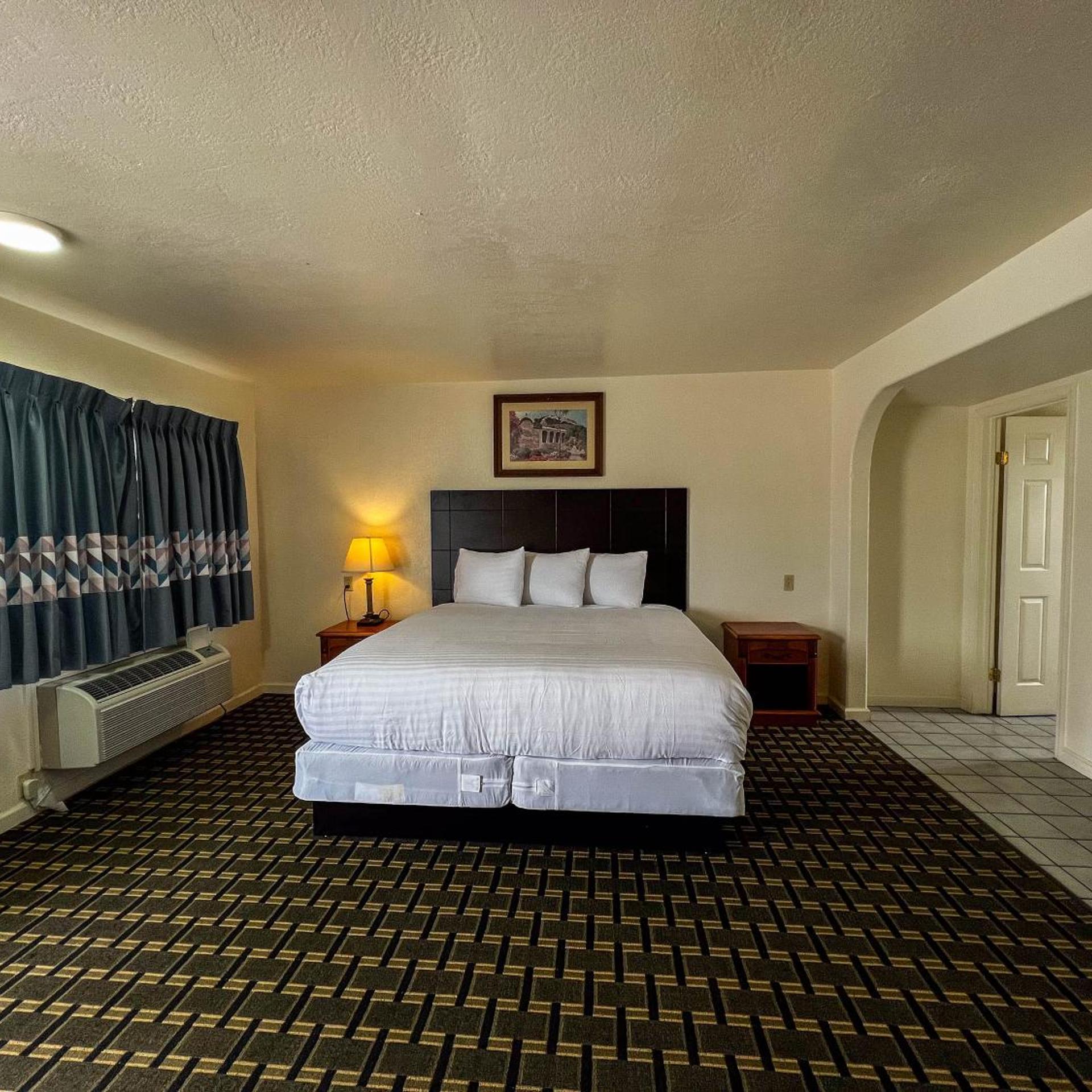 Deluxe Inn 8/25