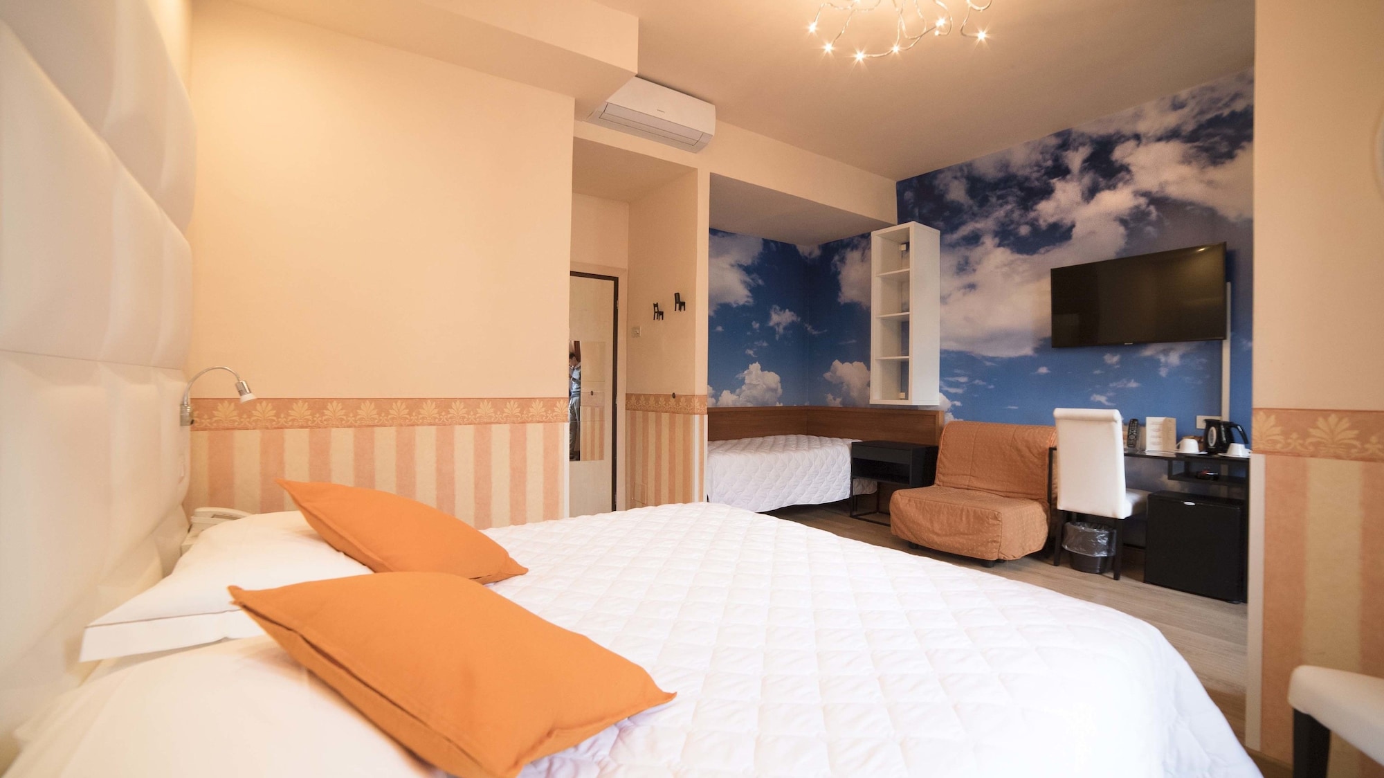 ROOM, TRIPLE