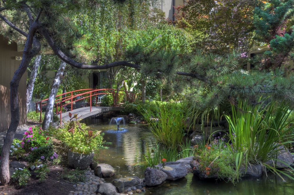 Dinah's Garden Hotel 56/60