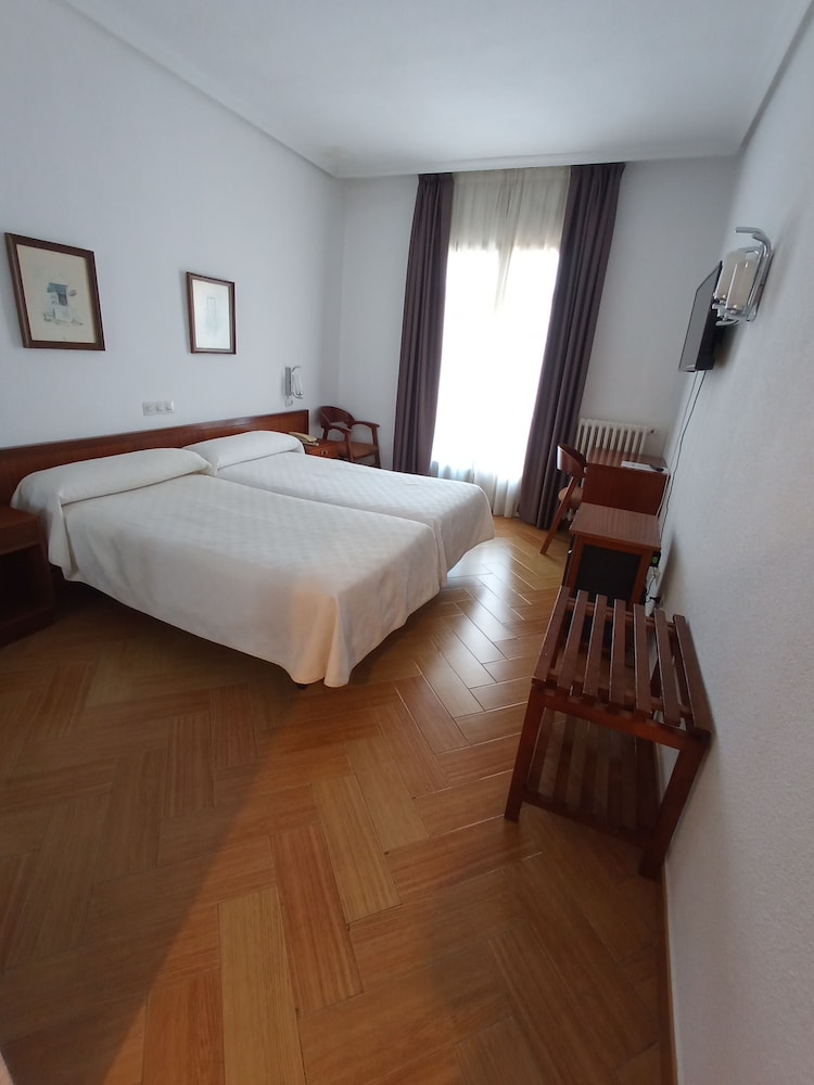 Hotel ELE Acueducto 24/57