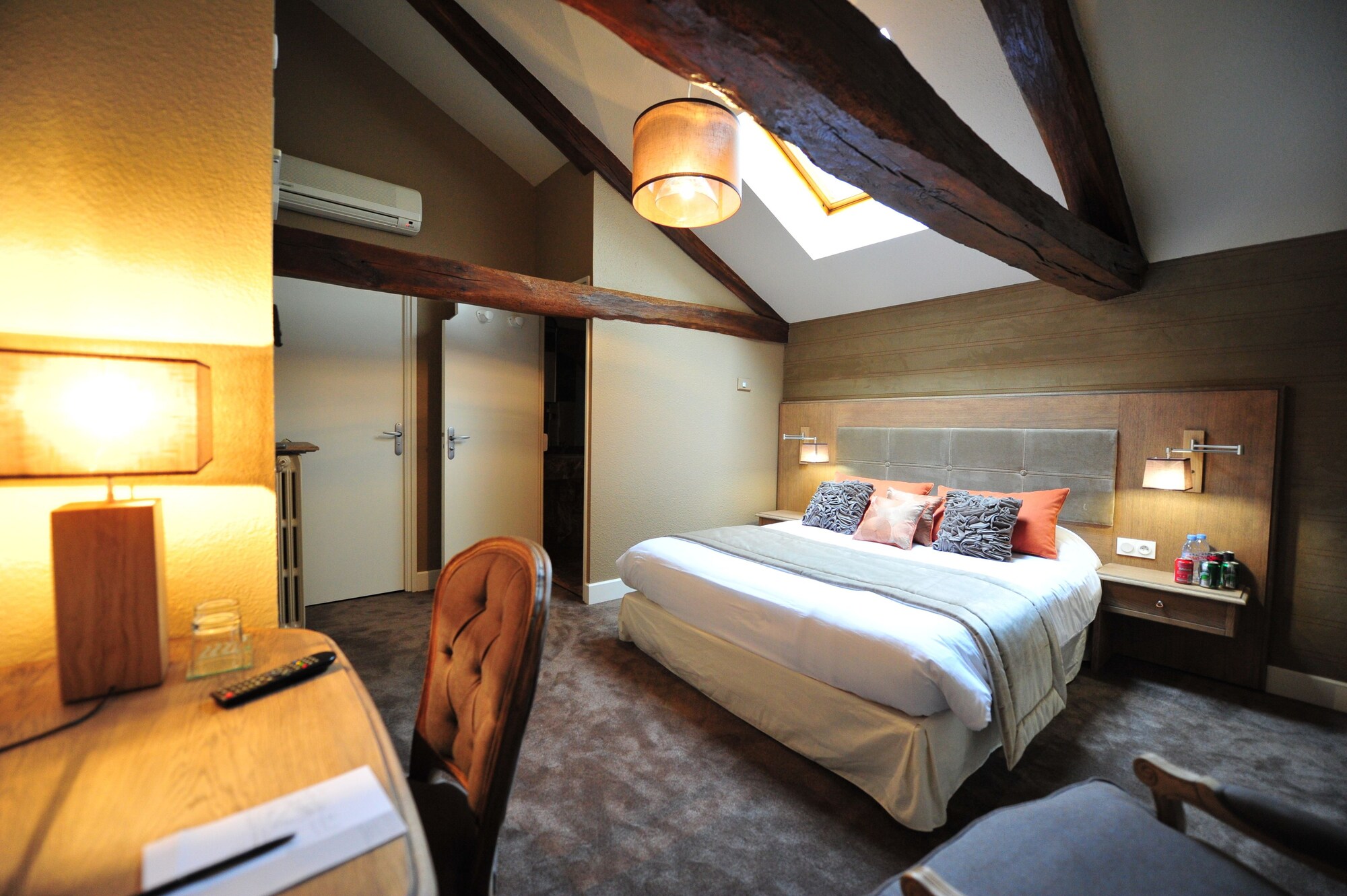 Castle, Comfort, Queen Bed