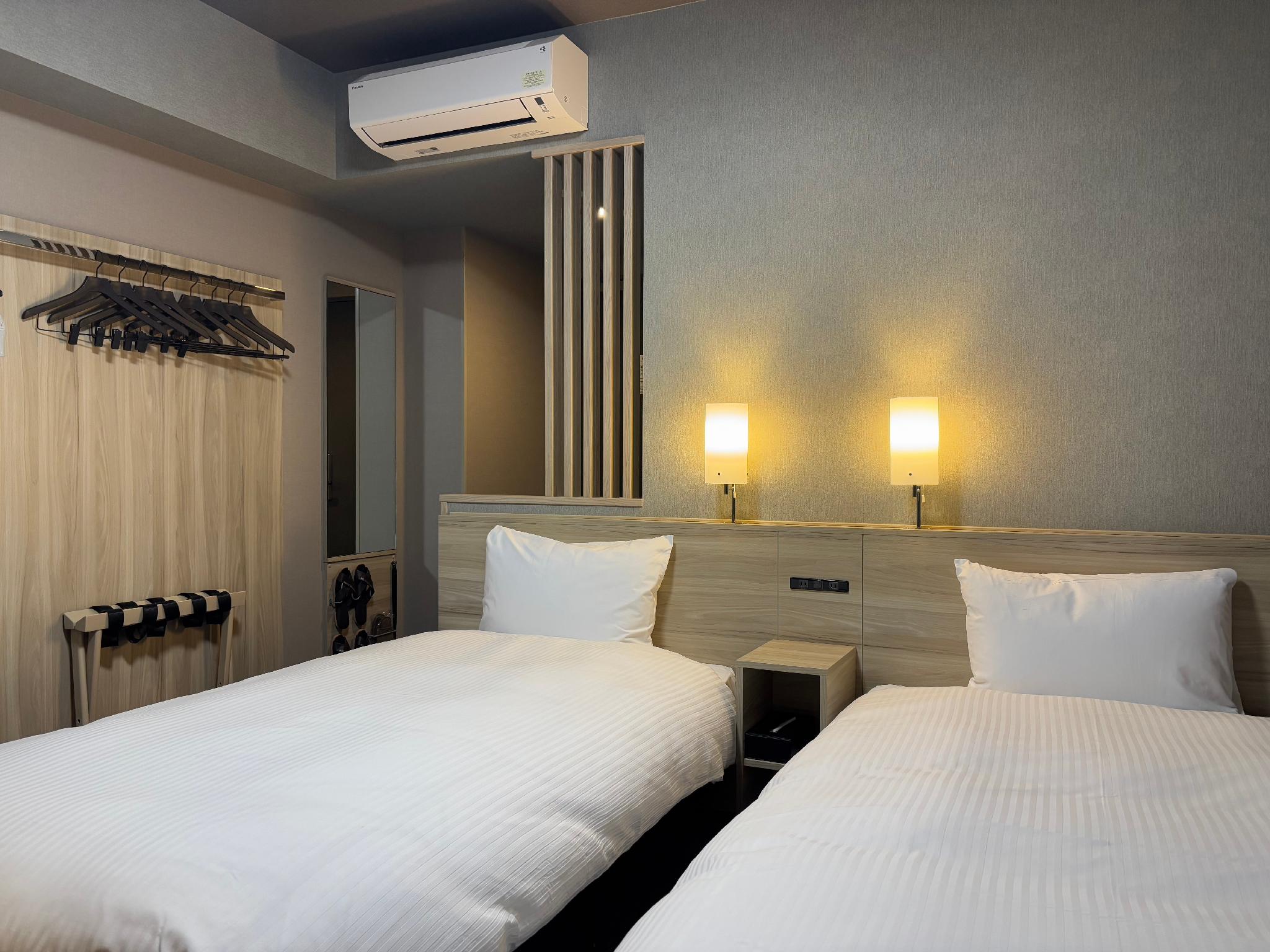 Room, Twin Beds, Electronic Cigarette Only