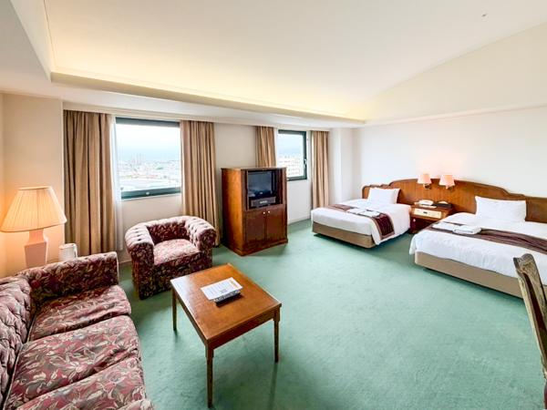 Semi Room, Suite