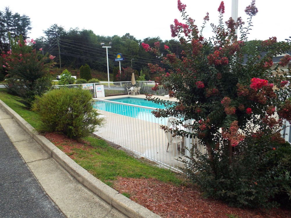 Days Inn by Wyndham Dahlonega 37/49