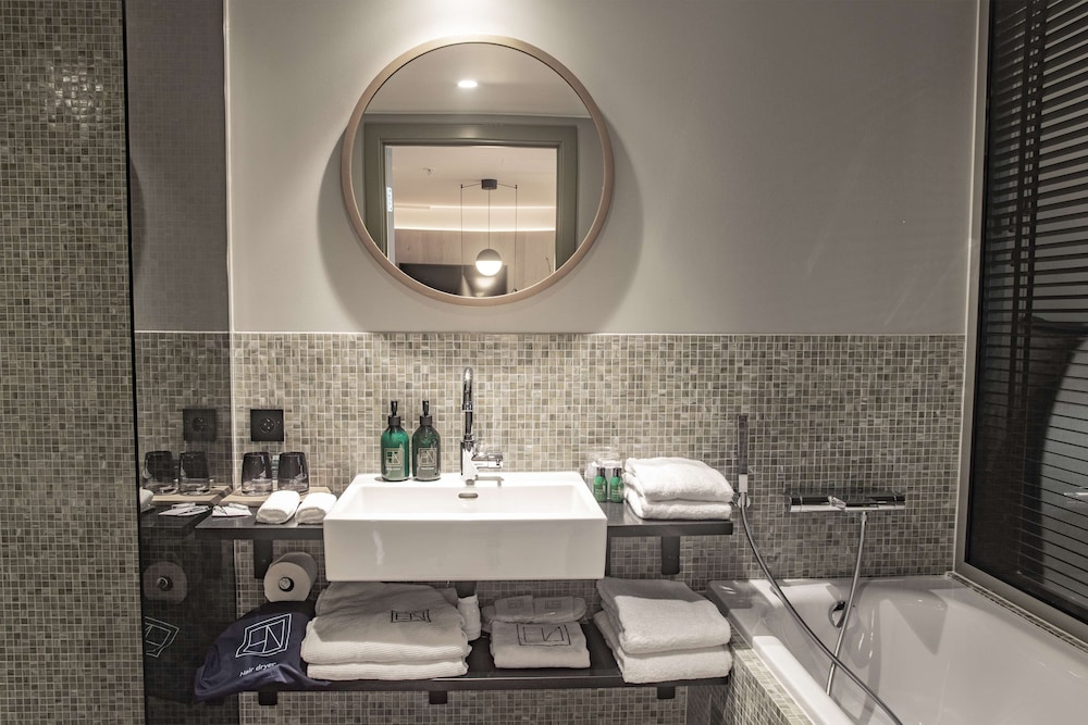 Master, Suite, King and Twin Beds