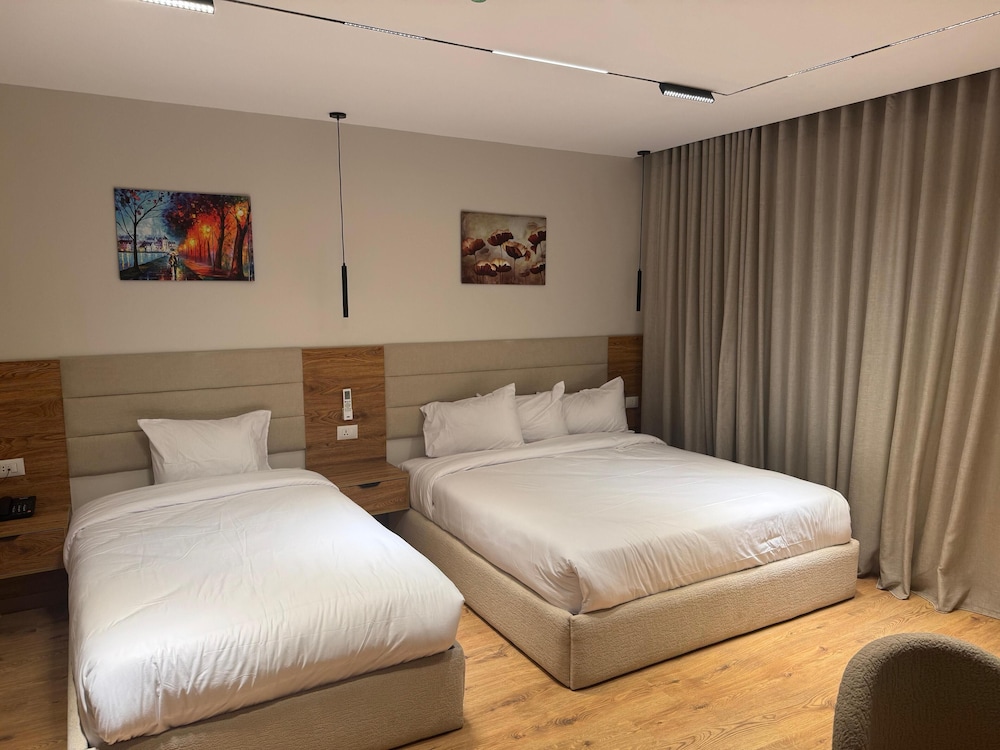 Executive, Suite, 1 King and 1 Single Beds, Pyramids View, City View, Hot Tub, Balcony