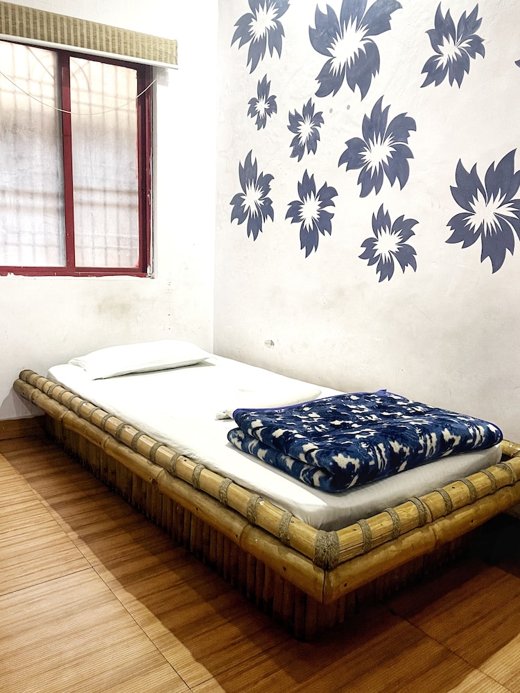 ROOM, SINGLE BED, NO RIVER VIEW