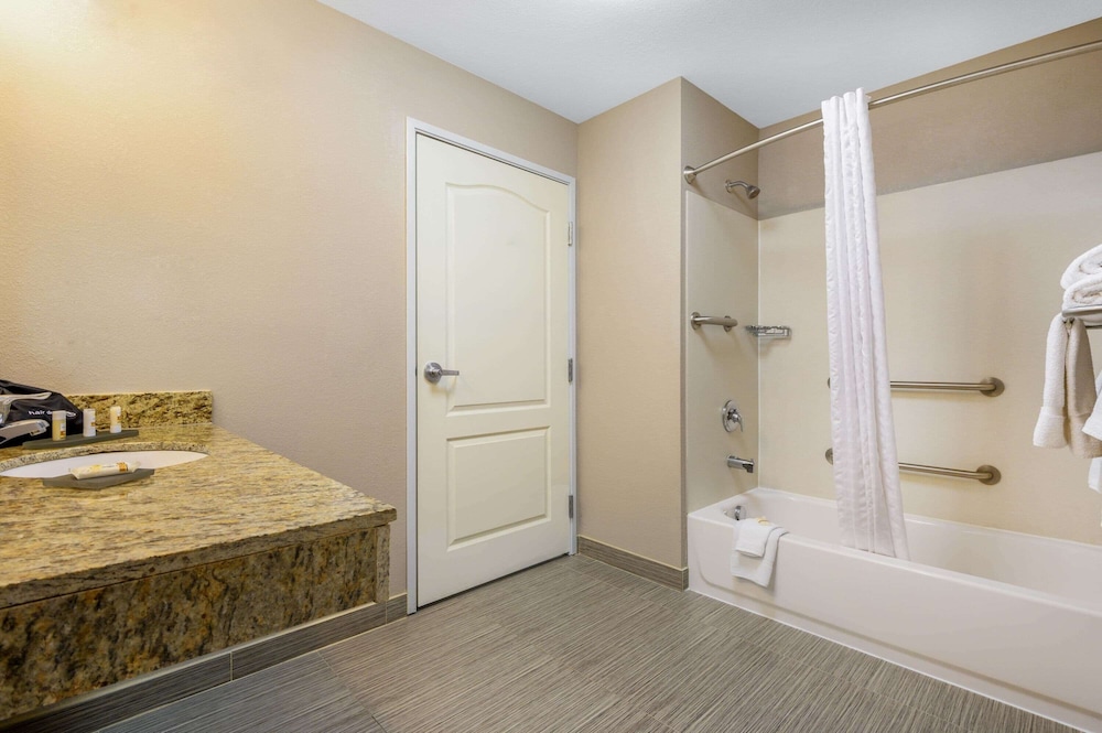 La Quinta Inn & Suites by Wyndham Glendive 12/56