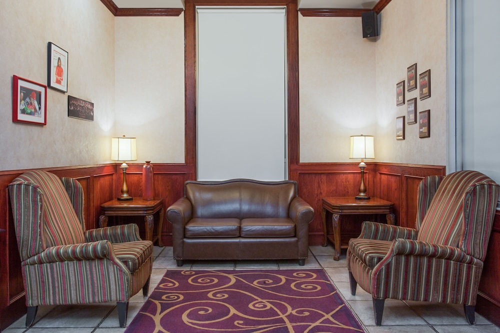 Ramada by Wyndham Red Deer Hotel & Suites 25/36
