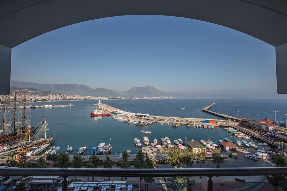 Numa Port Hotel 64/73