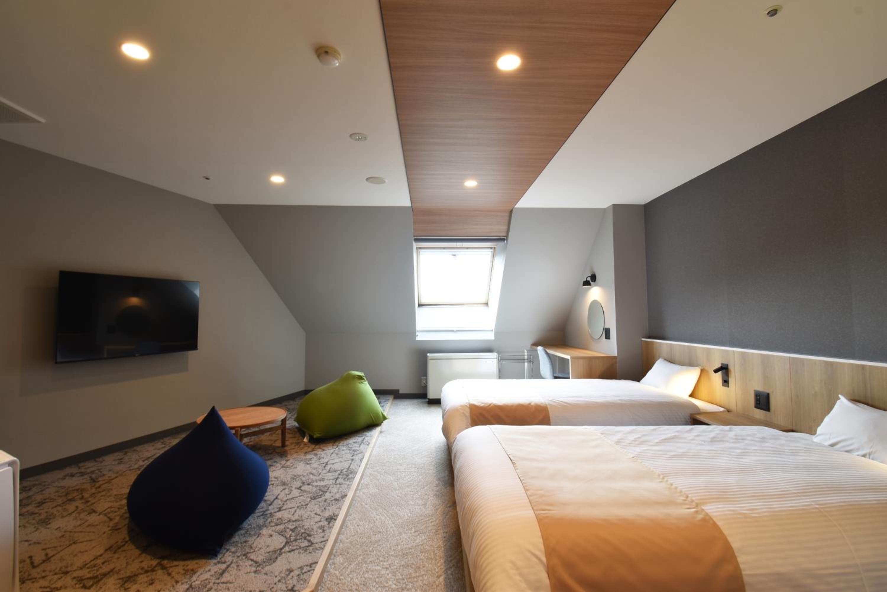 PREMIUM, TRIPLE, 3 BEDS