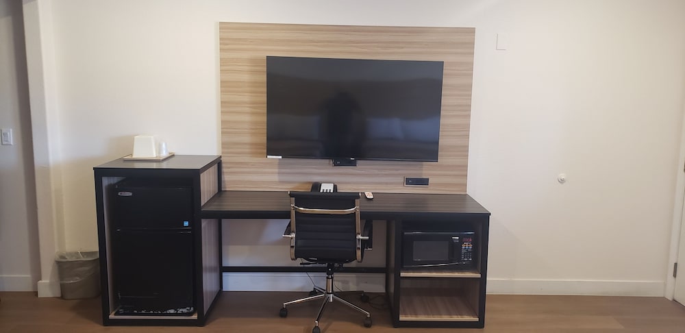 Regency Inn Suites Downey 30/40