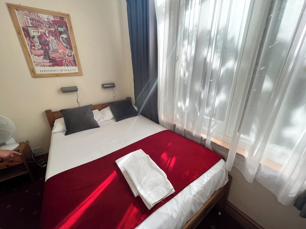 ROOM, DOUBLE BED