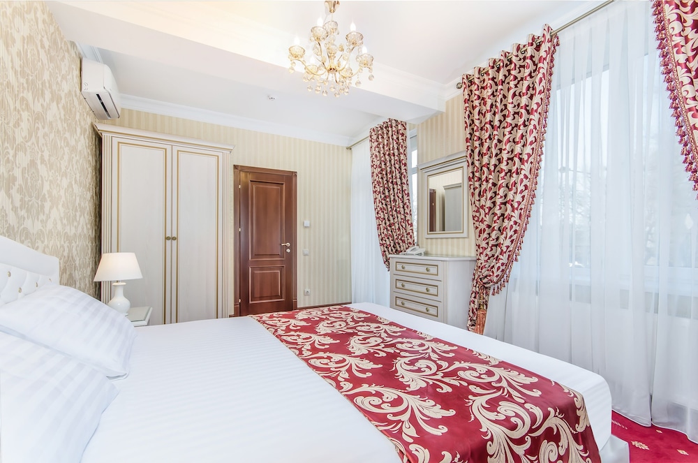SUITE, PARK VIEW, BALCONY