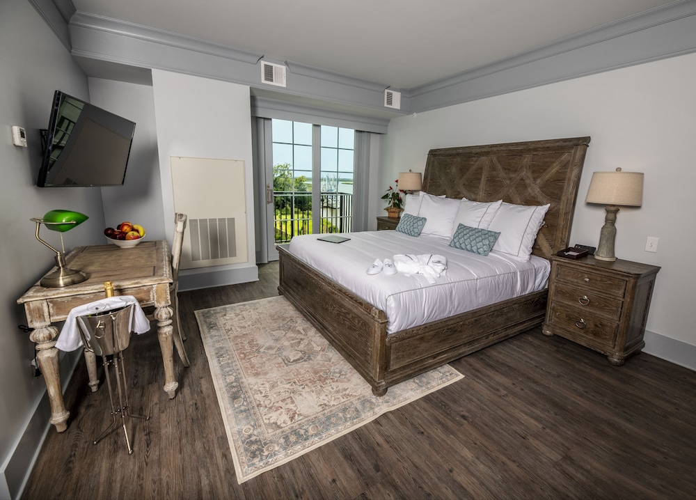 Studio, Suite, King Bed, River Front, River View