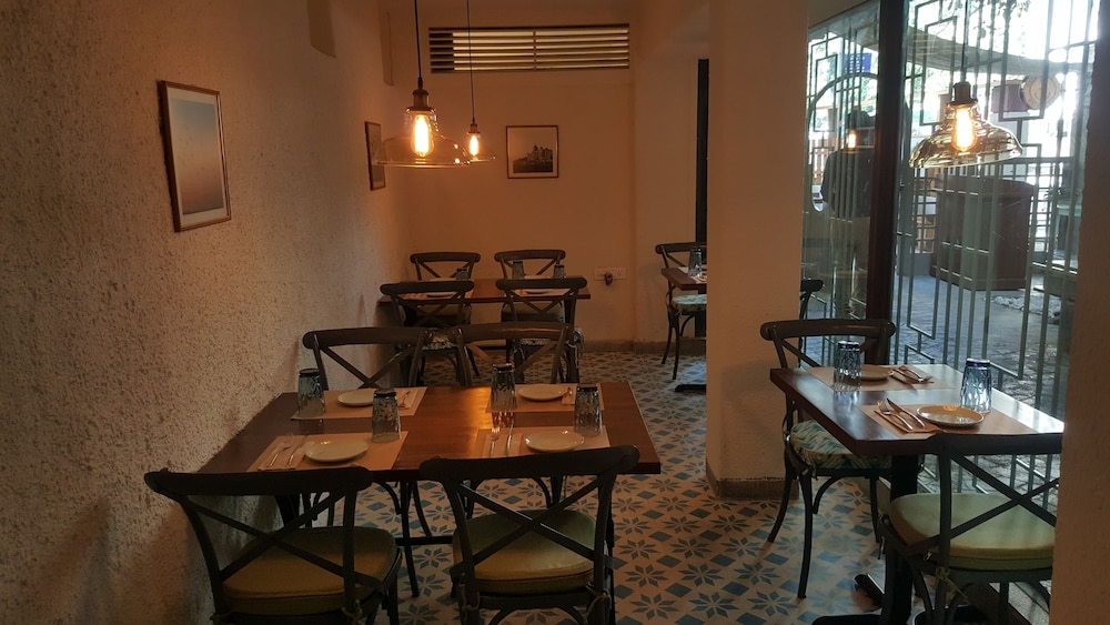 Hotel Le Sutra Hotel, Khar, Mumbai 49/60