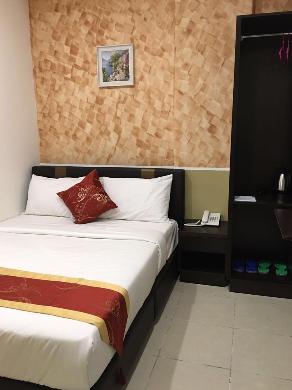 Standard, Queen Bed, No Window