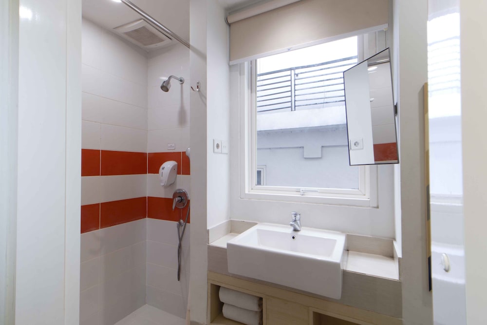 Cleo Hotel Basuki Rahmat 43/46