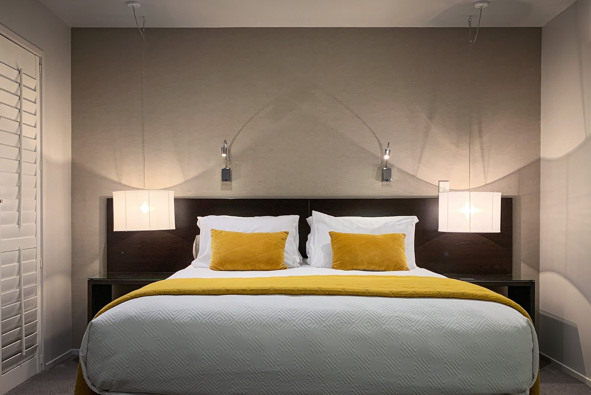 EXECUTIVE, SUITE, KING BED, JETTED TUB