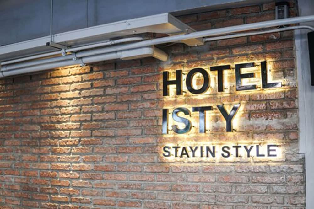 Isty Hotel 2/61