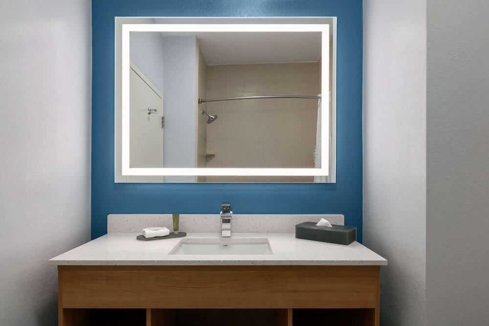 La Quinta Inn and Suites by Wyndham Ft. Worth - Burleson 52/53