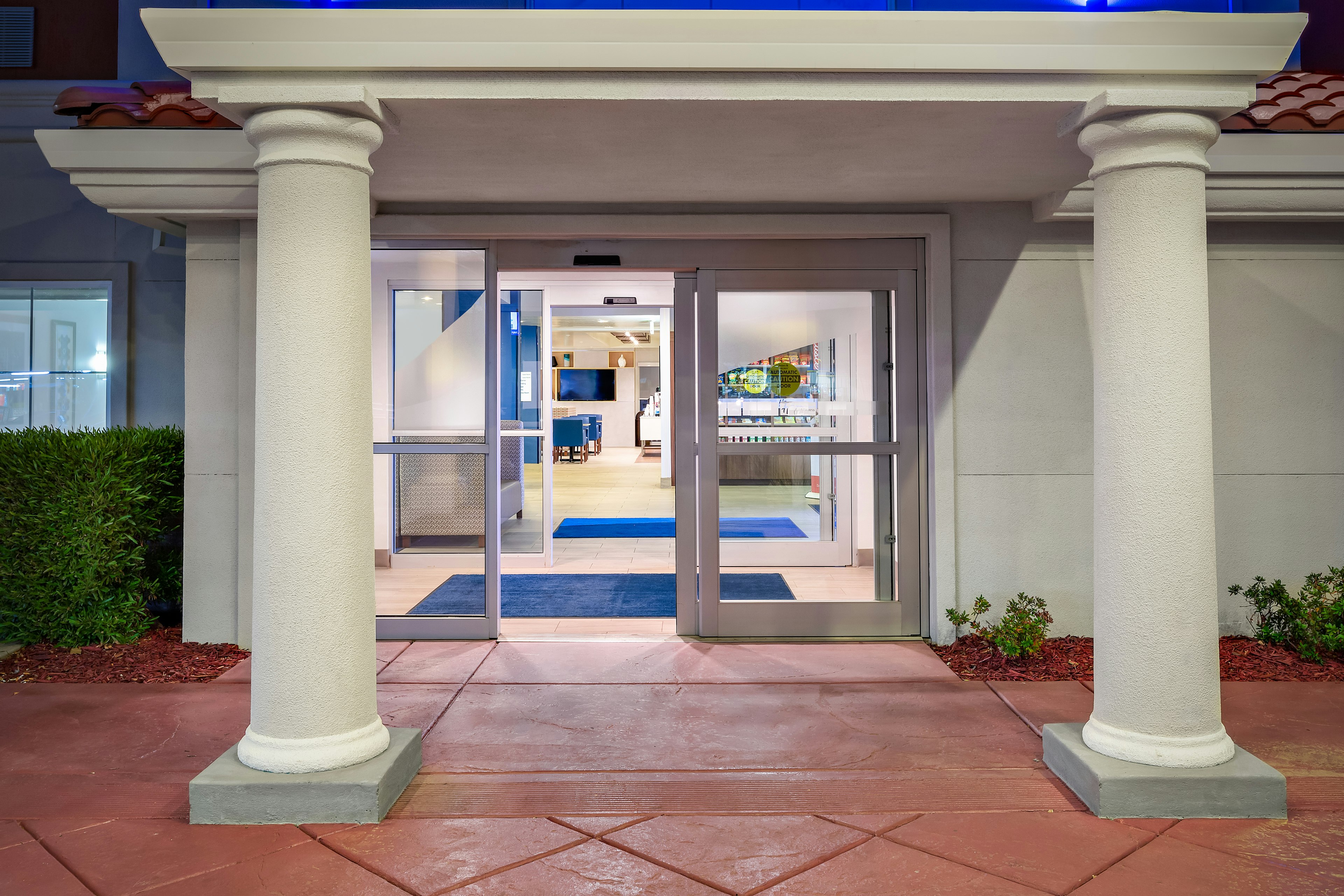 Holiday Inn Express Suites Oroville Lake 28/60