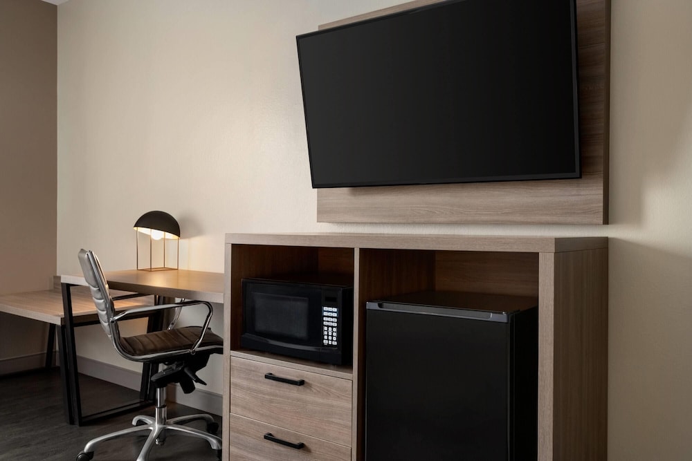 La Quinta Inn and Suites by Wyndham Montgomery 36/50