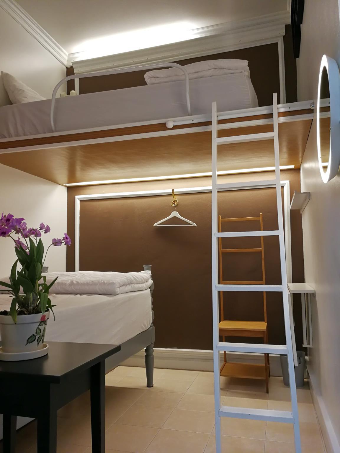 Female Only, Twin Beds, Small