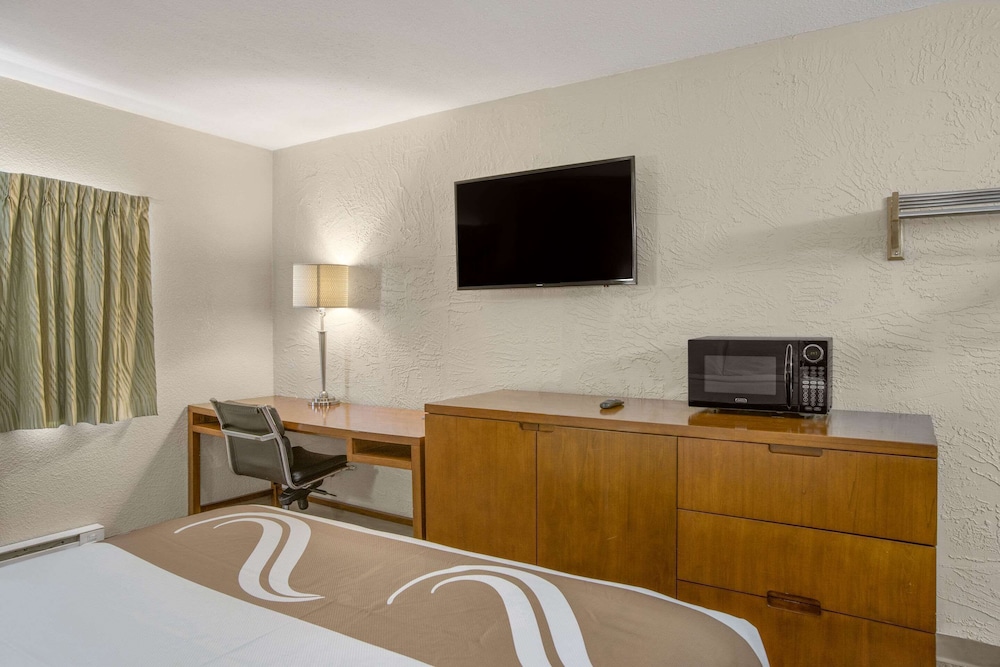 Rodeway Inn & Suites Grand Rapids Southeast 30/39