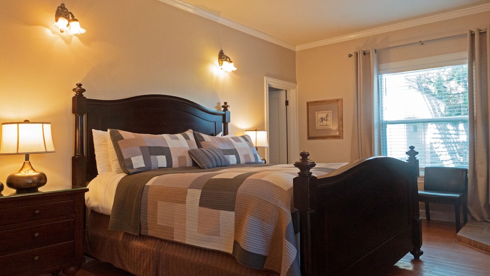 Cinnamon Bear Creekside Inn 15/59