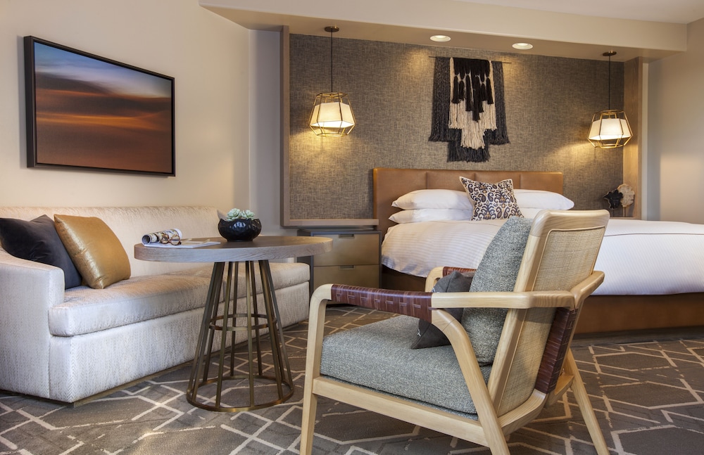 Signature, King Bed, Balcony or Patio, Sunset Wing, Accessible