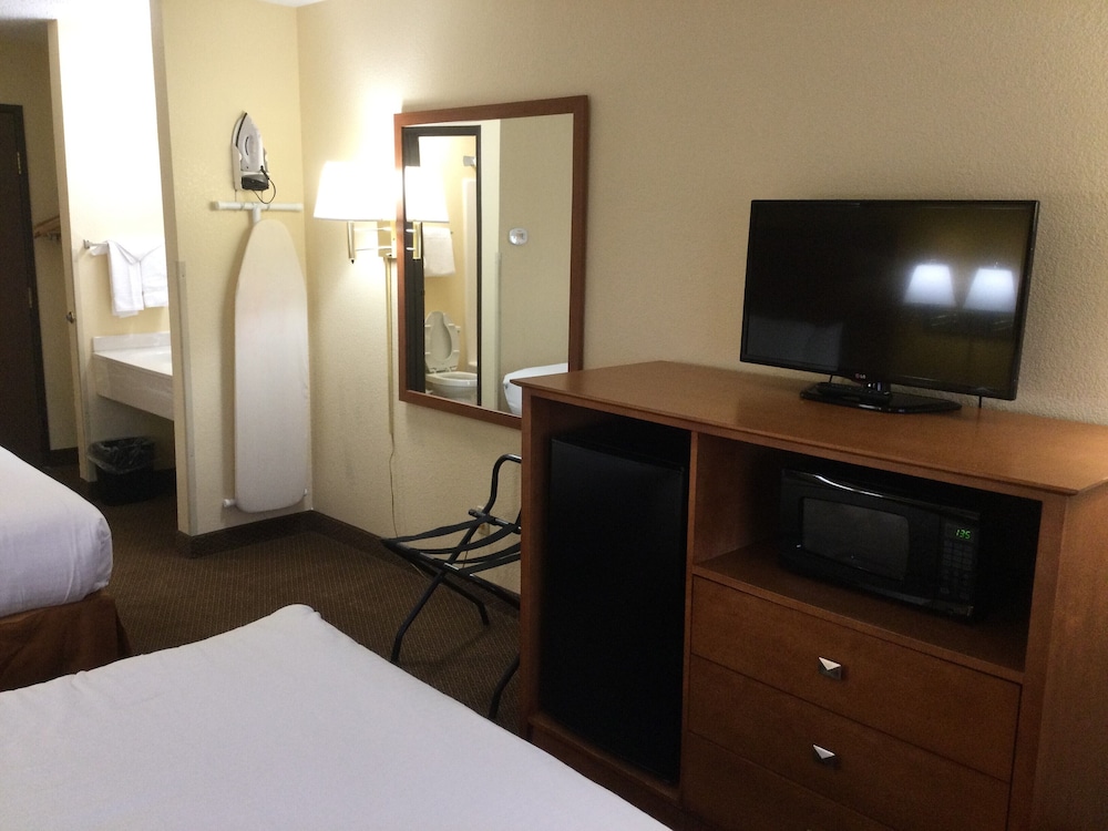 Baymont By Wyndham Port Huron 18/26