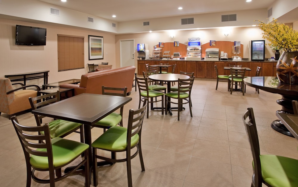Holiday Inn Express Hotel And Suites Topeka North 40/53