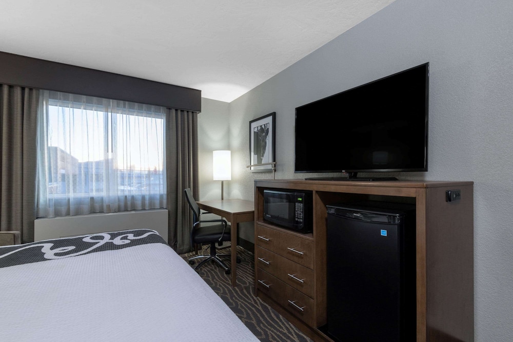 La Quinta Inn and Suites by Wyndham Anchorage Airport 12/23