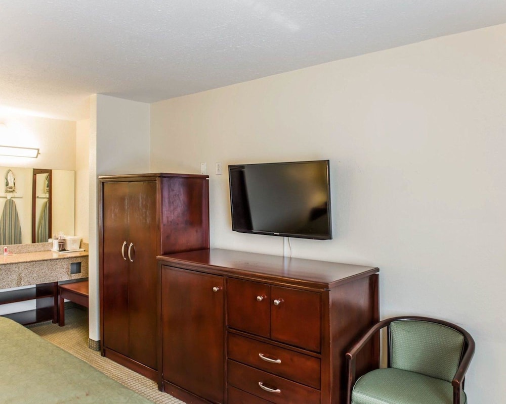 Econo Lodge Monticello 17/19